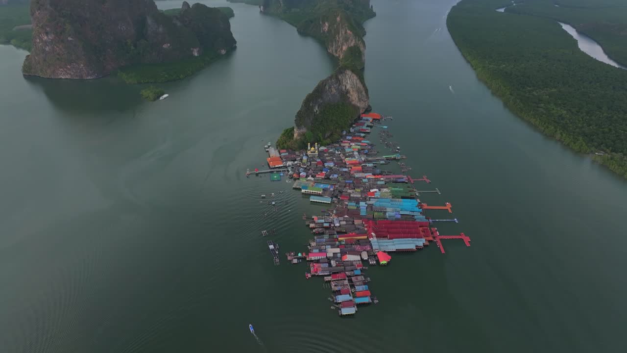 Cảnh quay trên không ngôi làng Koh Panyee tuyệt đẹp, Vịnh Phang Nga, Thái Lan.
