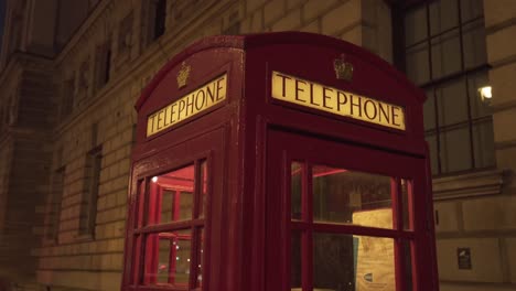 Nahaufnahme-Der-Typischen,-Wunderschönen,-Einzigartigen-Londoner-Roten-Telefonkabine-Bei-Nacht