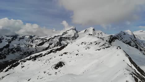 Drone,-Vistas-Aéreas-Del-Famoso-Cervino,-Alpes-Suizos,-Suiza