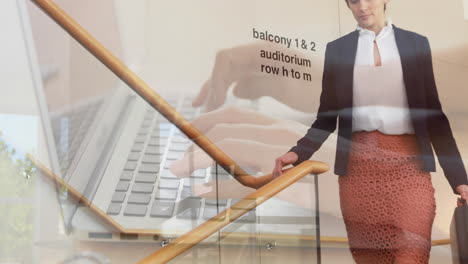 animación de manos usando una computadora portátil, sobre una mujer de negocios bajando la escalera en el lugar de trabajo