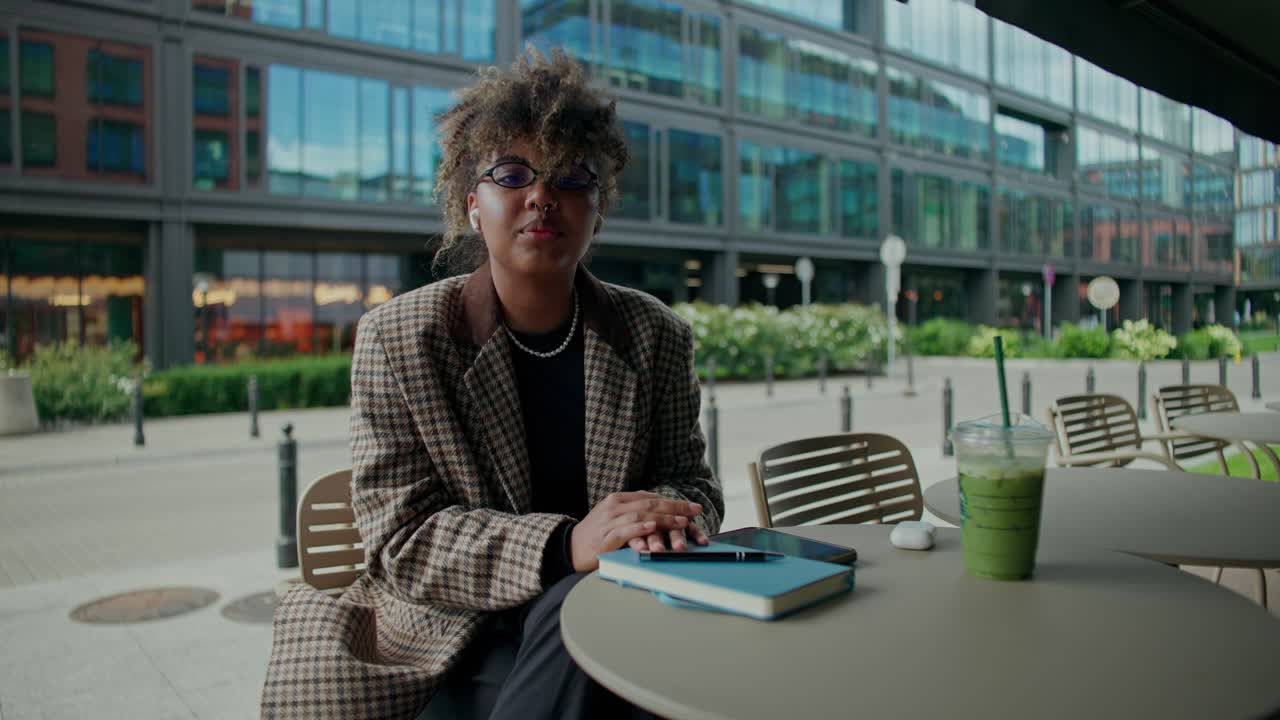 Mulher sentada em um café na cidade