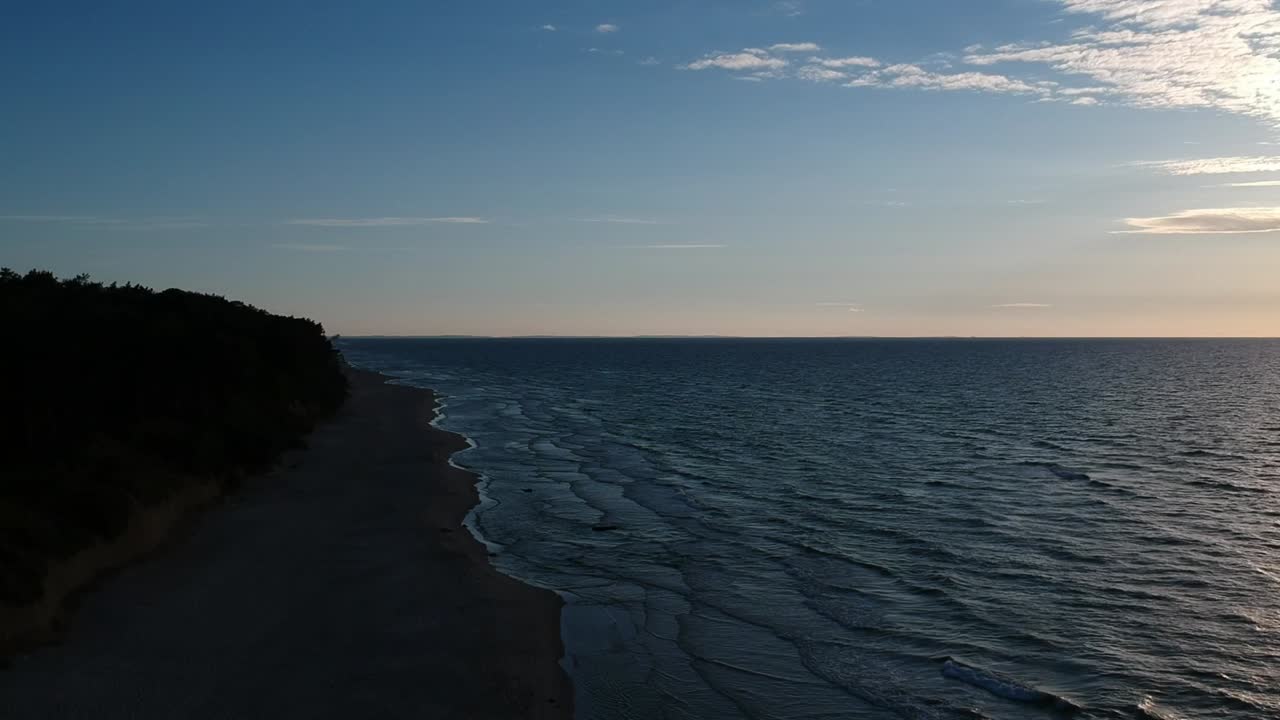 vista al mar y la playa vacía