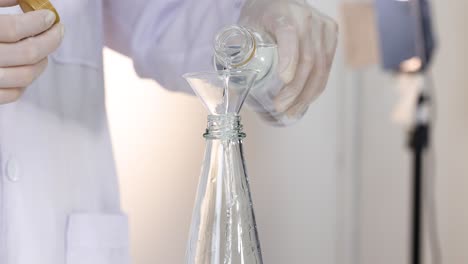 la reacción química infla el globo con gas