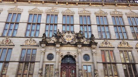 Antiguo-Edificio-Histórico-Bremen-Alemania-Cámara-De-Comercio-Zona-De-Entrada-En-El-Mercado-De-Bremen-Vista-Cercana-Inclinación