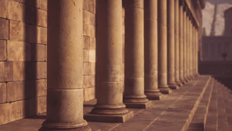 elegante colonnada con pilares de piedra desgastados en un lugar histórico