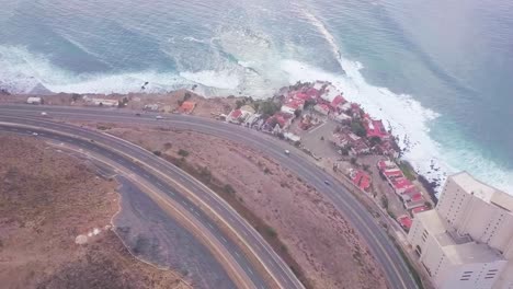 vista desde un avión no tripulado volando sobre la carretera, junto a la playa, condominios y hoteles, en la ciudad de rosarito, méxico