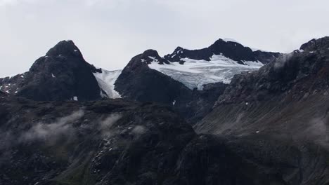 restos de glaciares en la cima de los picos de las montañas en alaska