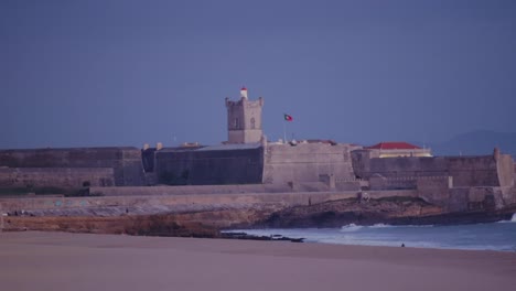 fuerte san julián entrando en la noche con algunas nubes en el cielo.