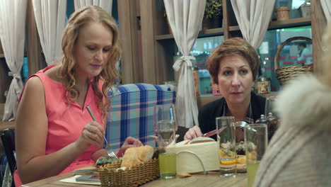 women having dinner at the restaurant