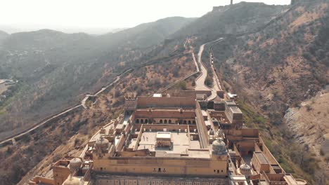 Volar-Sobre-El-Palacio-De-ámbar-En-La-Cima-De-La-Colina,-Jaipur,-India