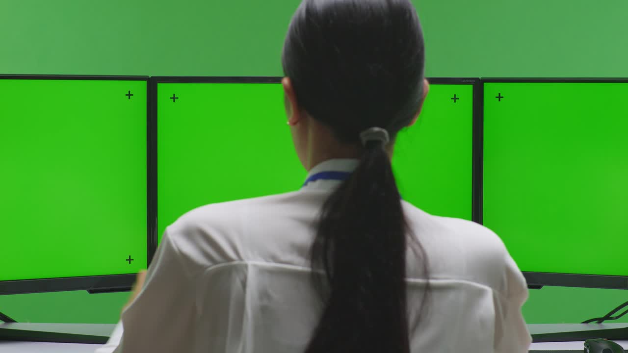 여러 모니터를 보는 사람