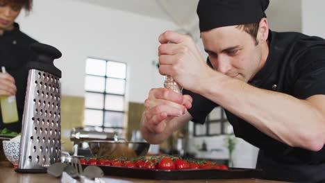 Grupo-Diverso-De-Chefs-Trabajando-En-Una-Cocina