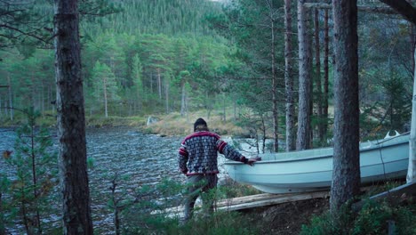 Hildremsvatnet,-Fosen,-Trøndelag,-Noruega---Un-Caballero-Está-Preparando-Su-Barco---Toma-Estática