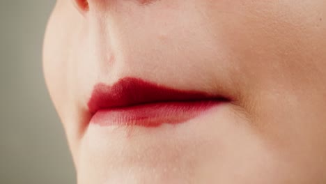 primer plano de los labios con lápiz labial rojo