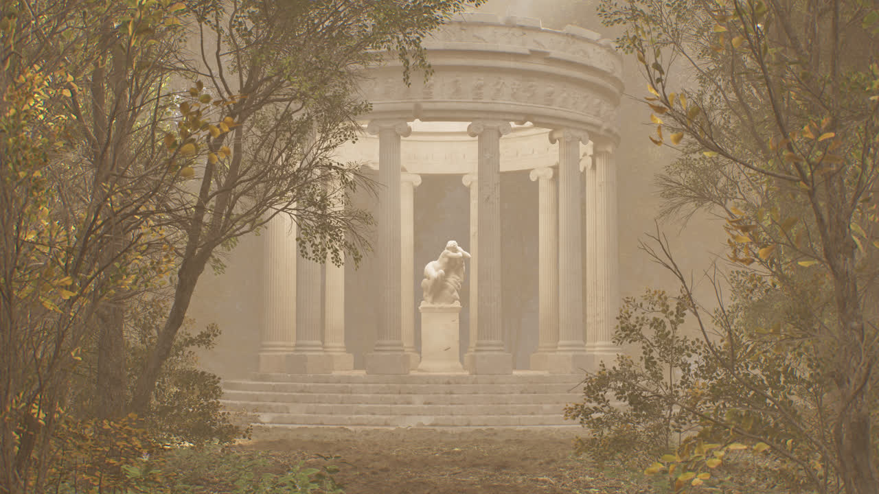 Tempio classico con statua in una foresta autunnale nebbiosa.