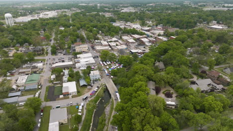 vista desde arriba de sager creek y el centro de siloam springs durante el evento del festival dogwood en arkansas, ee.uu.
