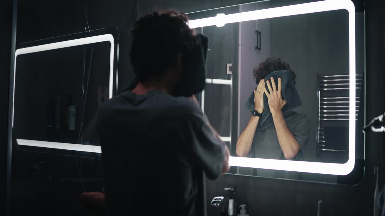 남자 가 화장실 에서 얼굴 을 고 있다