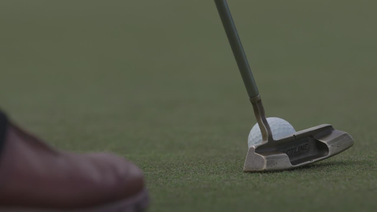 golpear una pelota de golf. de cerca. camara lenta
