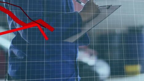 animación del procesamiento de datos financieros sobre un hombre caucásico sosteniendo el portapapeles y escribiendo.