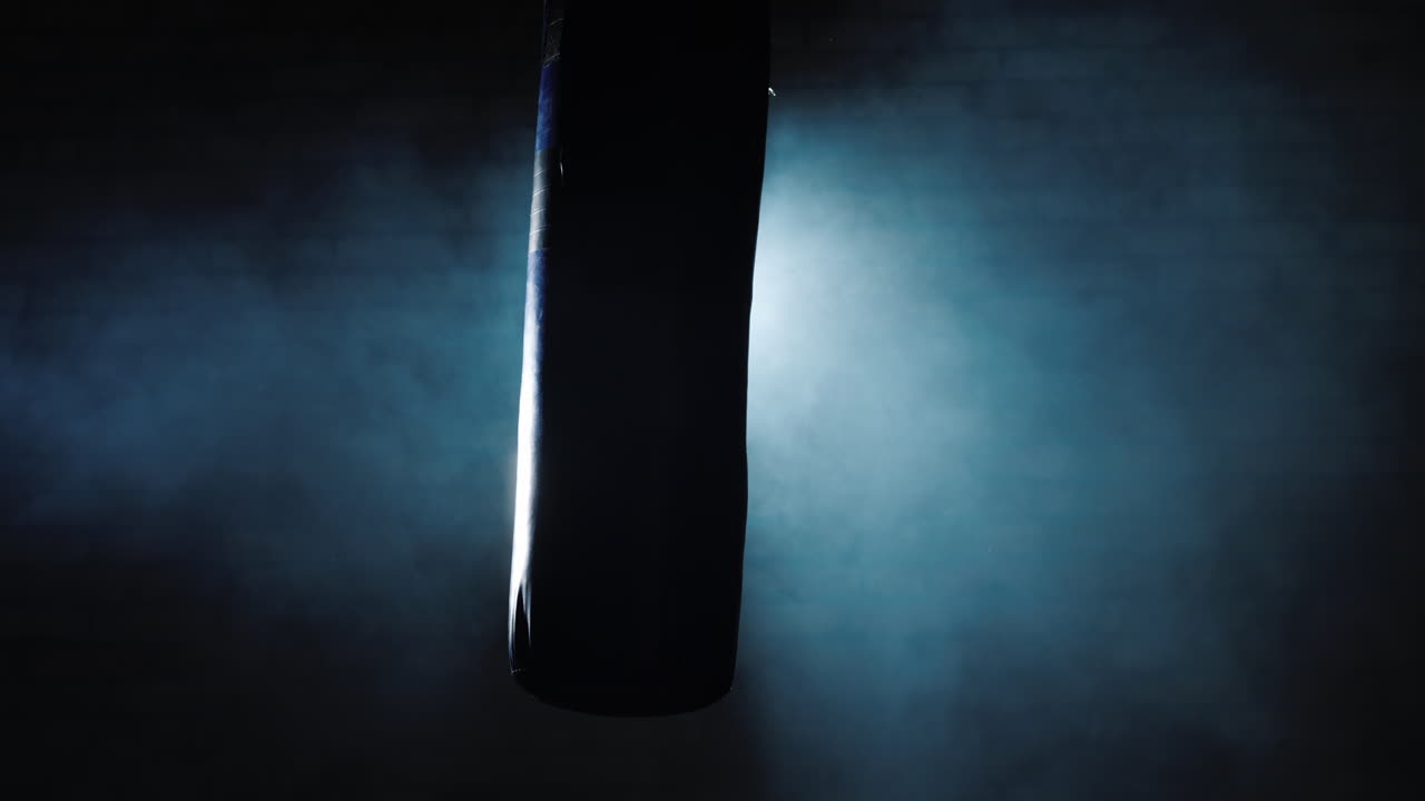 Sacco da boxe sotto i riflettori e nella nebbia