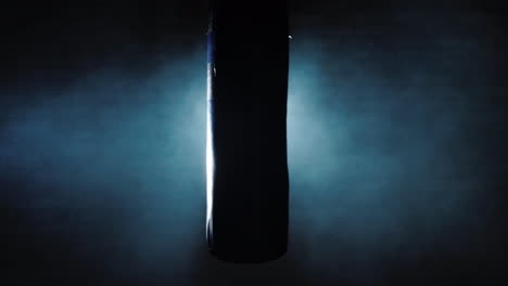 pera de boxeo en el centro de atención y en la niebla