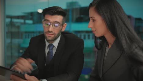 hombres de negocios caucásicos usan trajes discutiendo reuniones de tormenta de ideas