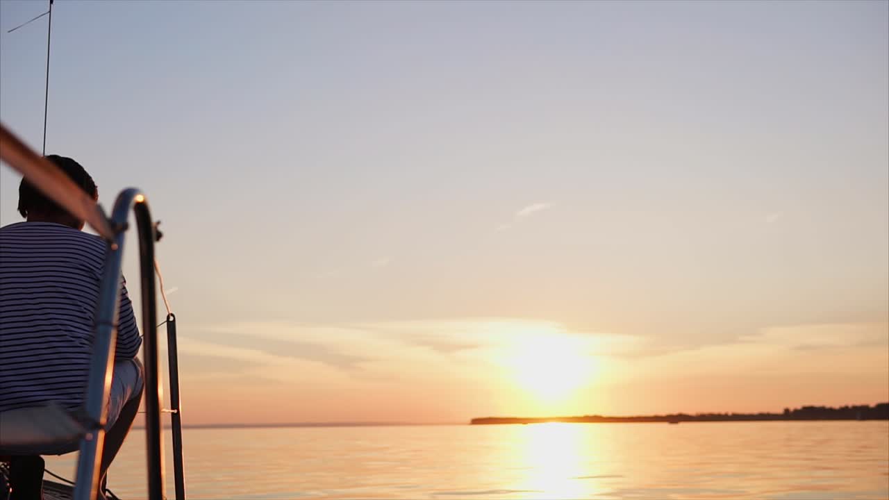 해가 지면 호수에서 항해