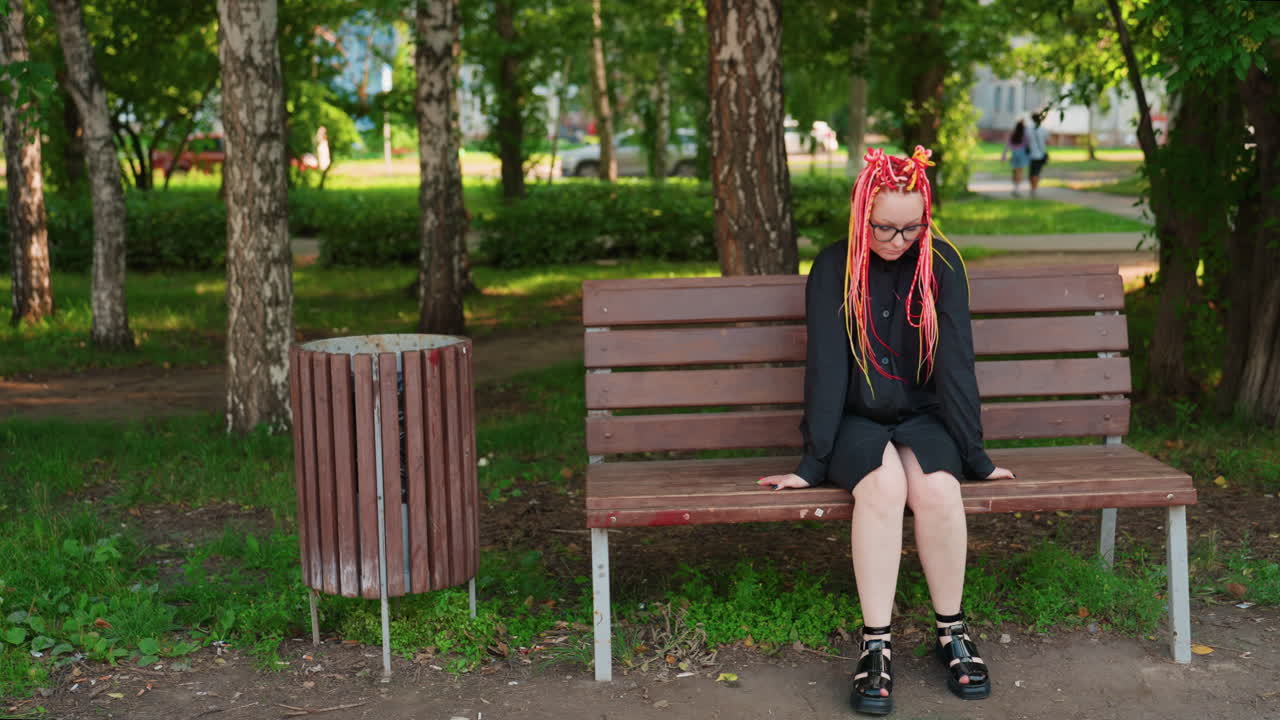 Повседневная летняя обувь для прогулок, расслабленная туристка в стильной летней обуви на грунтовой тропе, уверенная женщина, идущая по природному ландшафту в модных сандалиях в теплый летний день