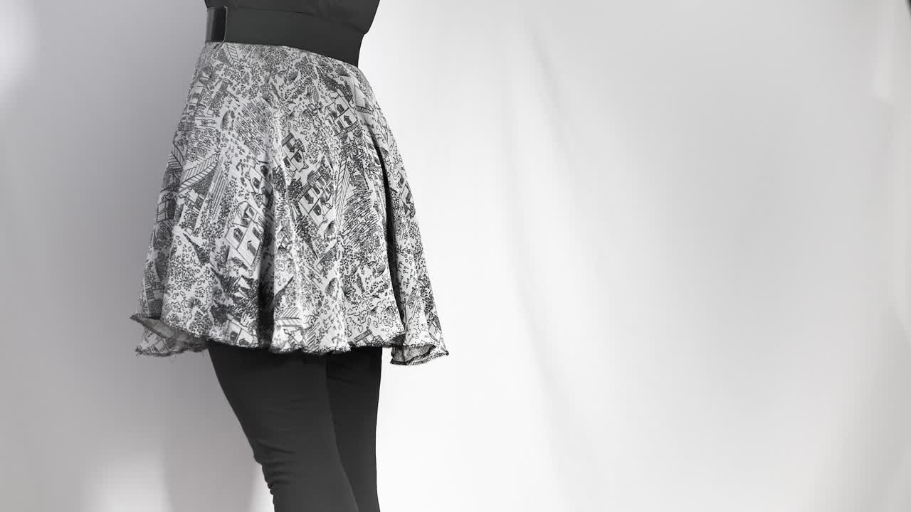 원형 치마를 입고 회전하는 여자. 치마와 그녀의 다리만 가까이 쳐다보세요.