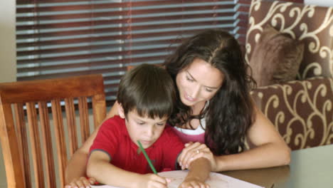 madre con su hijo dibujando