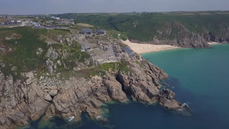 Luftaufnahme-Des-Atemberaubenden-Minack-Theaters,-Das-In-Die-Meeresklippe-Von-Cornwall-Gebaut-Wurde