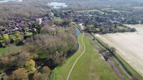 Volando-Hacia-Atrás-Sobre-Los-Verdes-Pastos-En-Fordwich,-Inglaterra