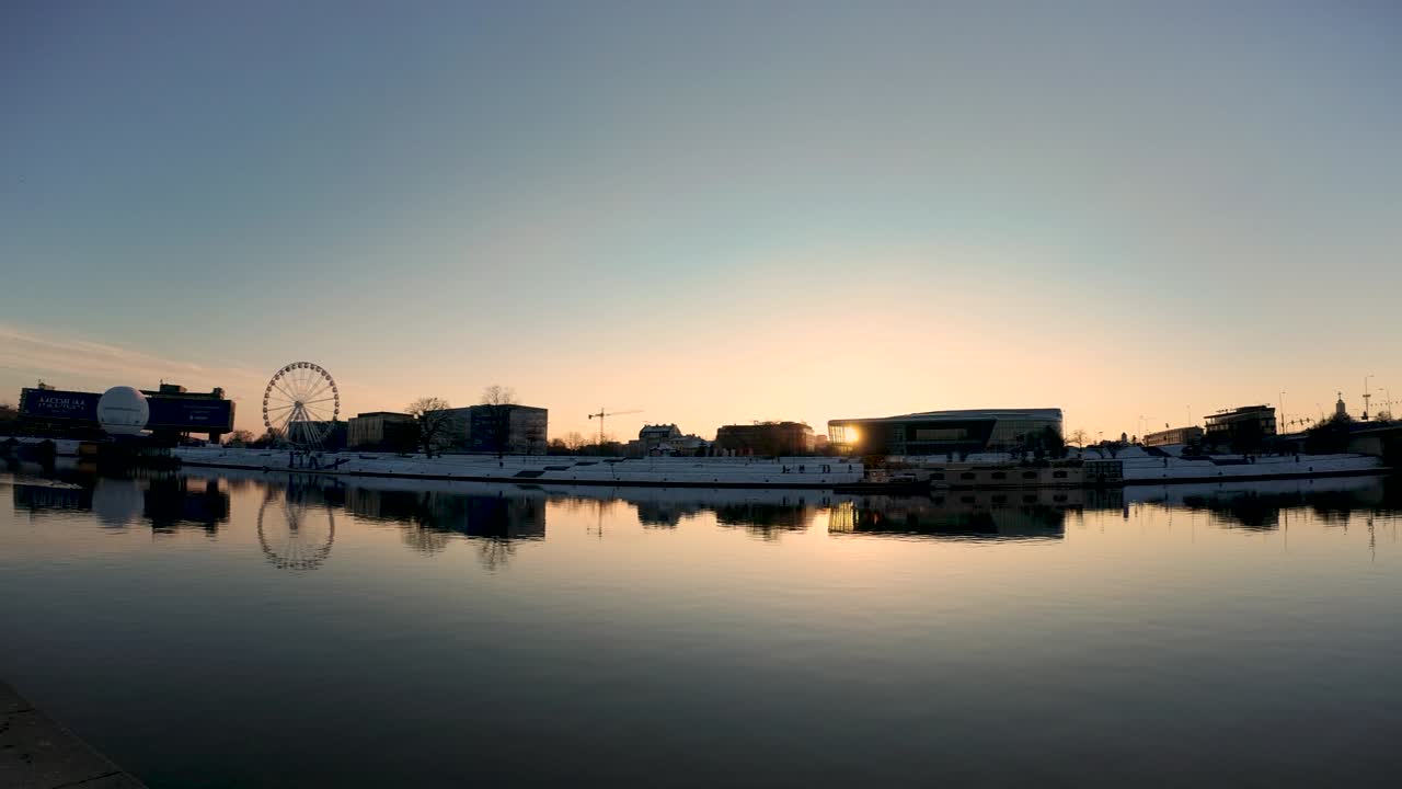Schwenkaufnahme des Hauptplatzes im Stadtzentrum direkt nach Weihnachten im Winter.