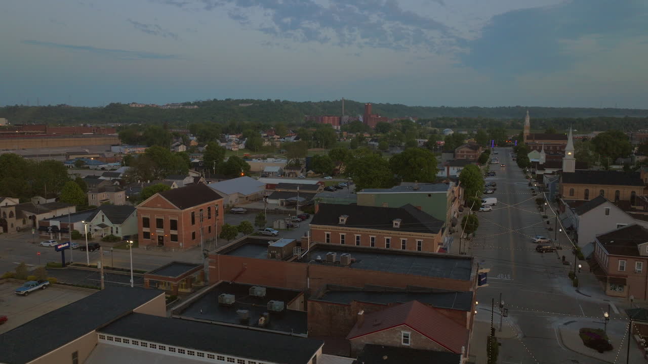 sobrevuelo aéreo de lawrenceburg, indiana en una hermosa mañana al amanecer
