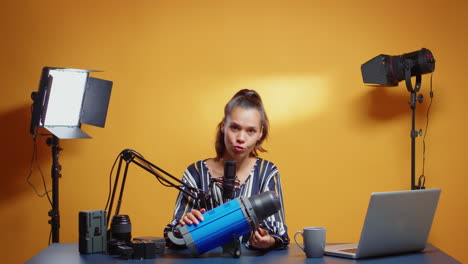 creador de contenido haciendo una revisión de la luz de estudio profesional