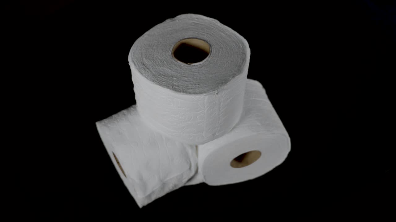una toma de zoom lento de tres rollos de papel higiénico
