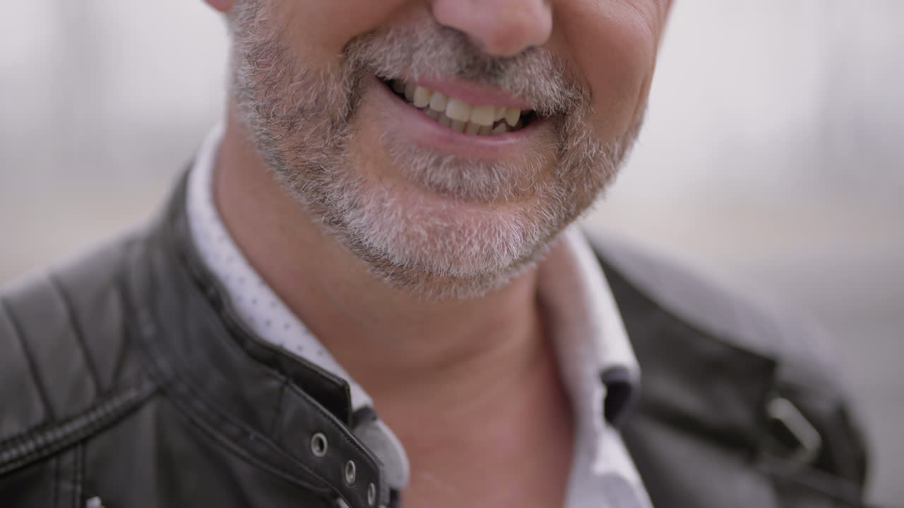 fotografía recortada de un hombre maduro sonriente