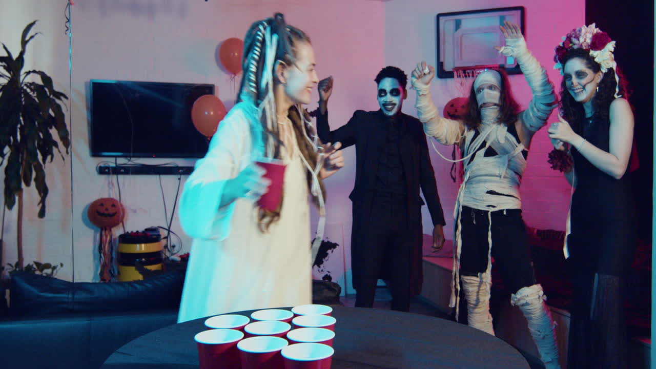 친구 들 이 할로윈 파티 에서 재미 를 느끼고 있다
