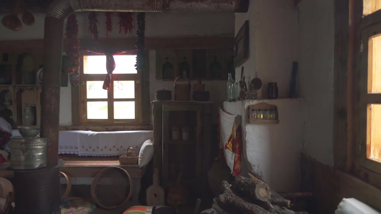 Interno di un cottage rustico tradizionale con stufa a legna.