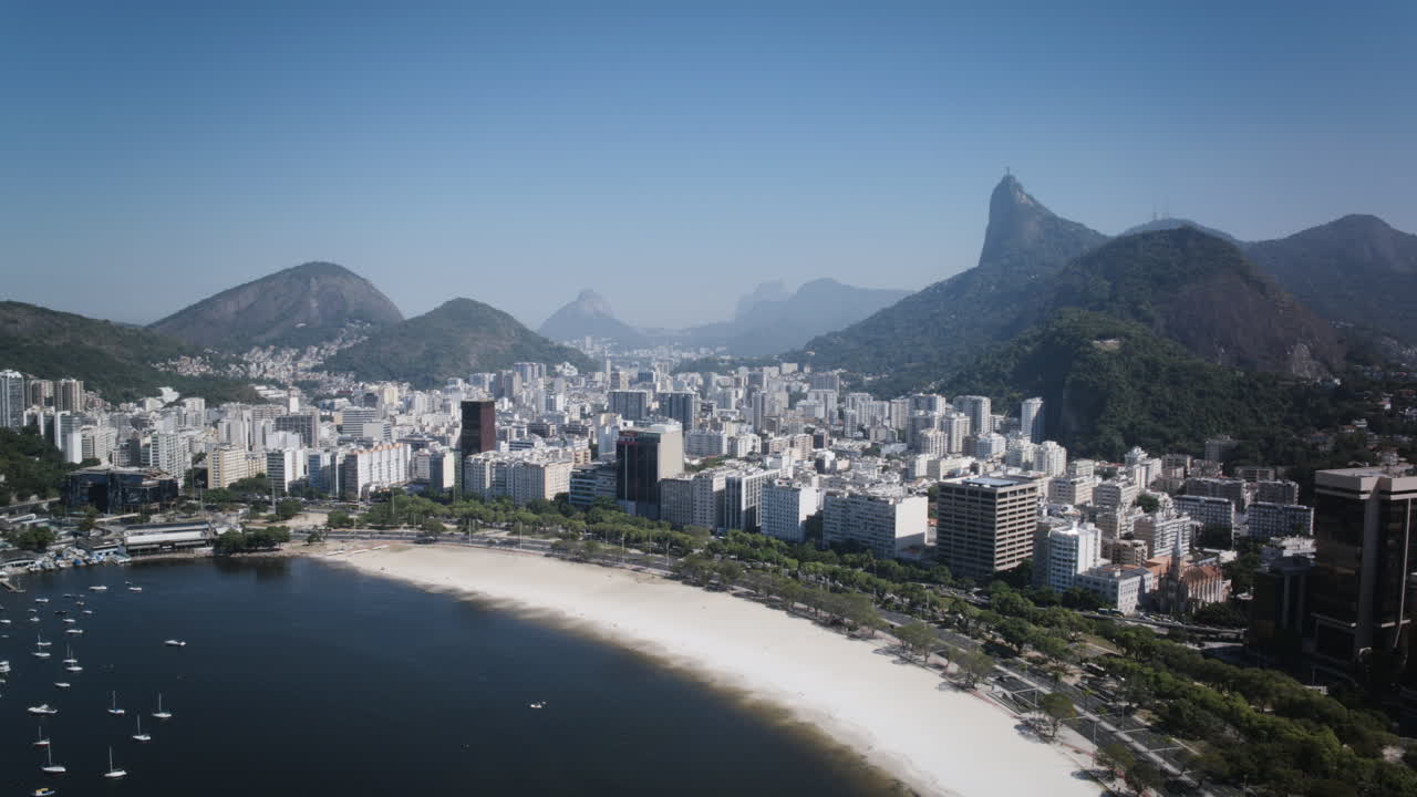 hyperlapse aéreo y timelapse de la bahía de botafogo y la playa en río de janeiro, brasil