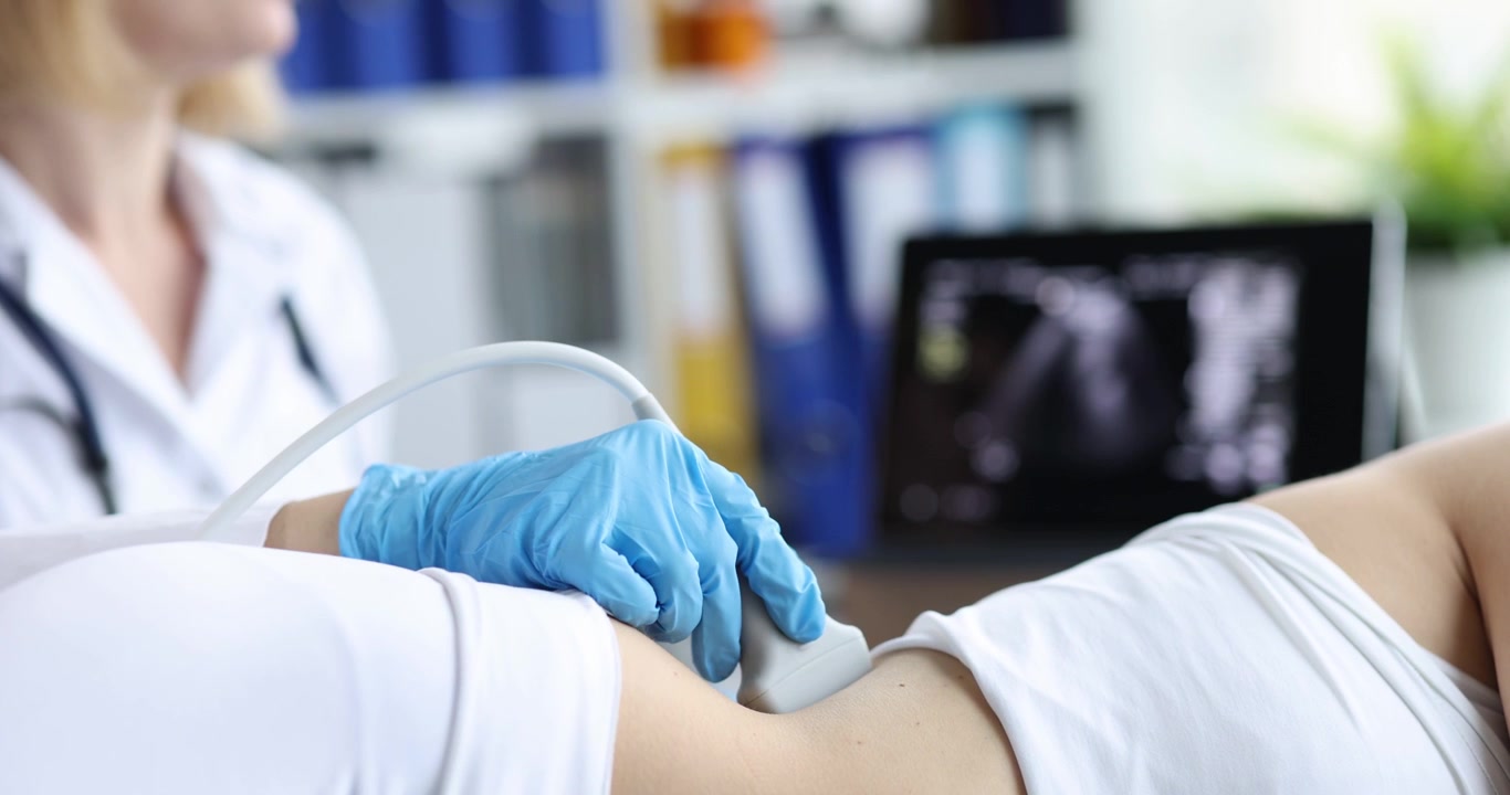 Dottoressa controlla gli organi del corpo di una donna con ecografia