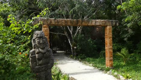 Puerta-De-Entrada-Al-Santuario-De-Abejas-Mayas,-Cozumel,-México.-Detalle