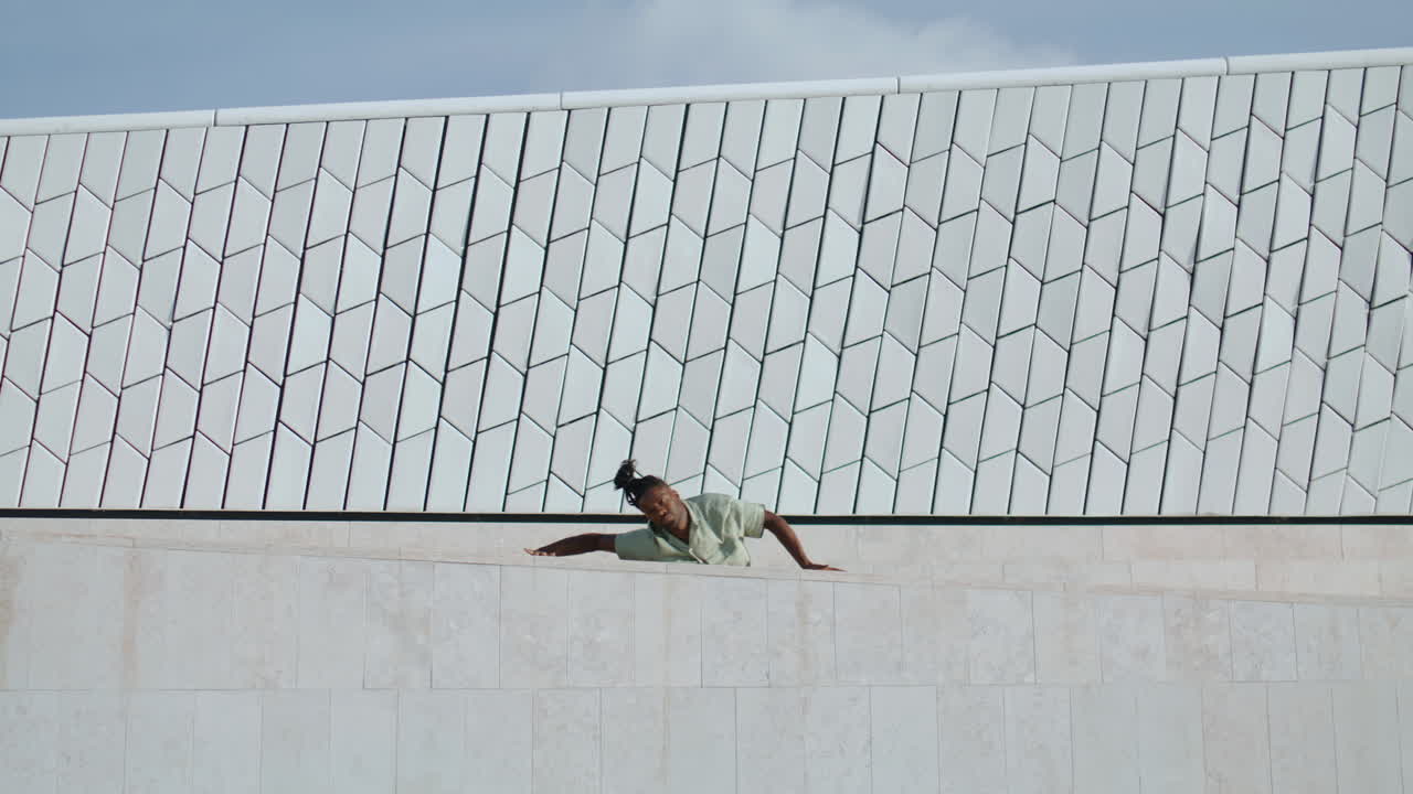 intérprete sensual vertical bailando fondo de pared moderno. hombre bailando desprecio