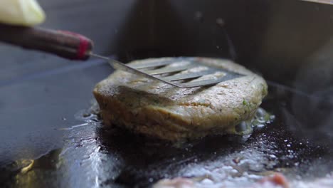 Burger-Wird-Auf-Den-Grill-Geschoben,-Um-Richtig-Gegart-Zu-Werden