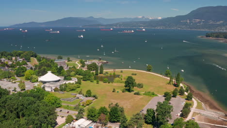 vista panorámica del museo de vancouver en vanier park con botes y barcos en english bay en vancouver, bc, canadá