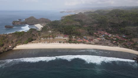 Hermosa-Vista-Aérea-Matutina-De-La-Playa-De-Klayar,-Pacitan,-Indonesia