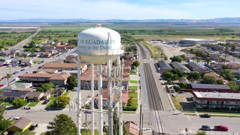 Antena-Drone-Sobre-La-Ciudad-Agrícola-De-Guadalupe,-California-Y-La-Torre-De-Agua-2