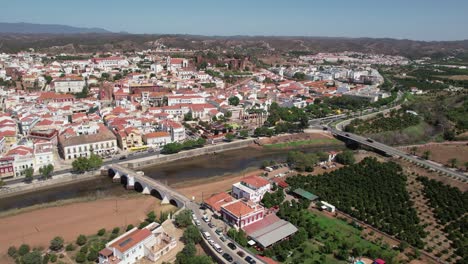 Blick-Auf-Die-Gebäude-Der-Stadt-Silves-Mit-Dem-Berühmten-Schloss-Und-Der-Kathedrale,-Region-Algarve,-Portugal