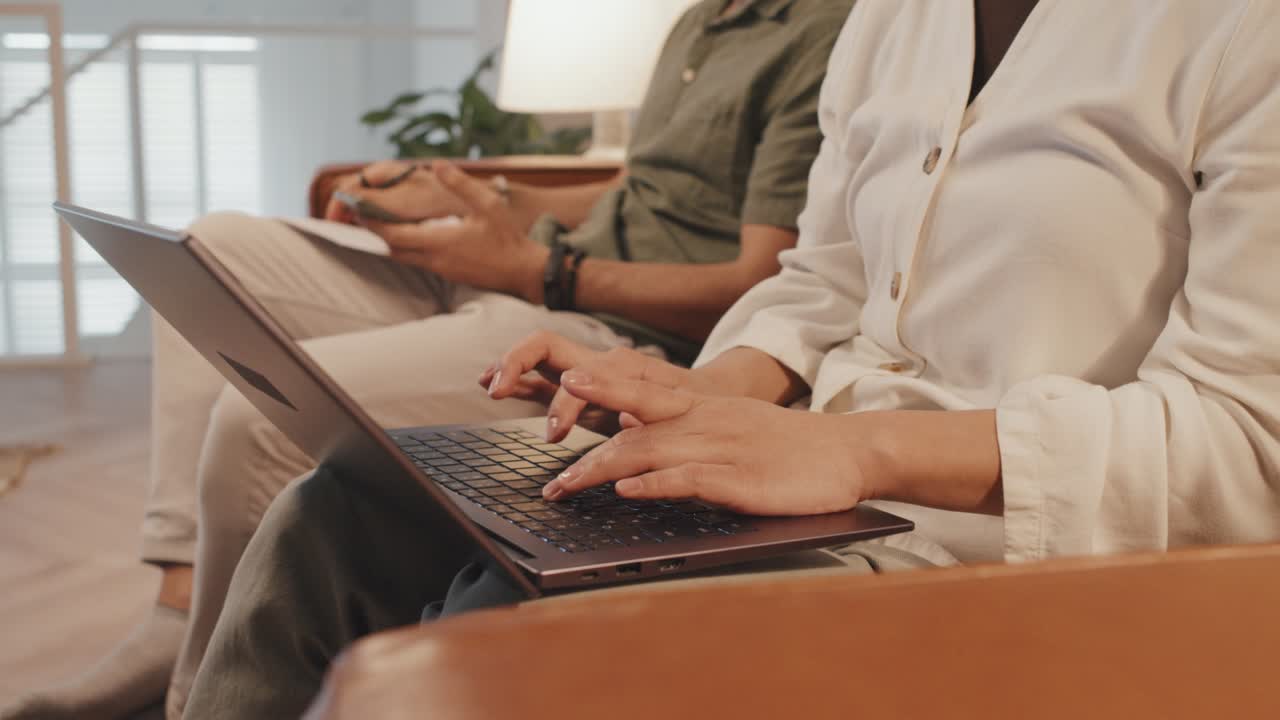 mujer y hombre trabajando en el sofá