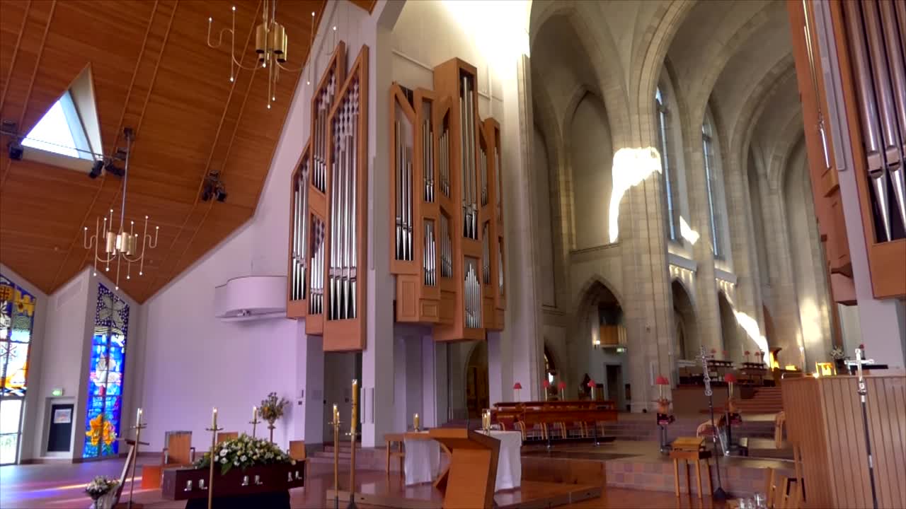 영구차나 예배당에 있는 장례식 관의 클로즈업 샷 또는 묘지의 매장